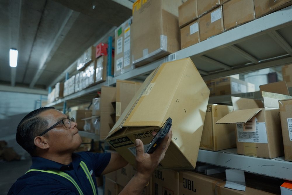 Team member recording cargo with a handheld scanner